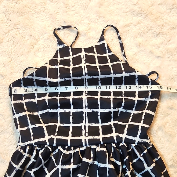 Black and White Checkard Peplum Backless Top - Picture 8 of 9